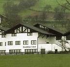 Das Foto zeigt das Schulgebäude
